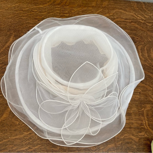 VINTAGE BETMAR NEW YORK TULLE SHEER DERBY FANCY SUN WOMENS WHITE RESORT HAT - Picture 4 of 16